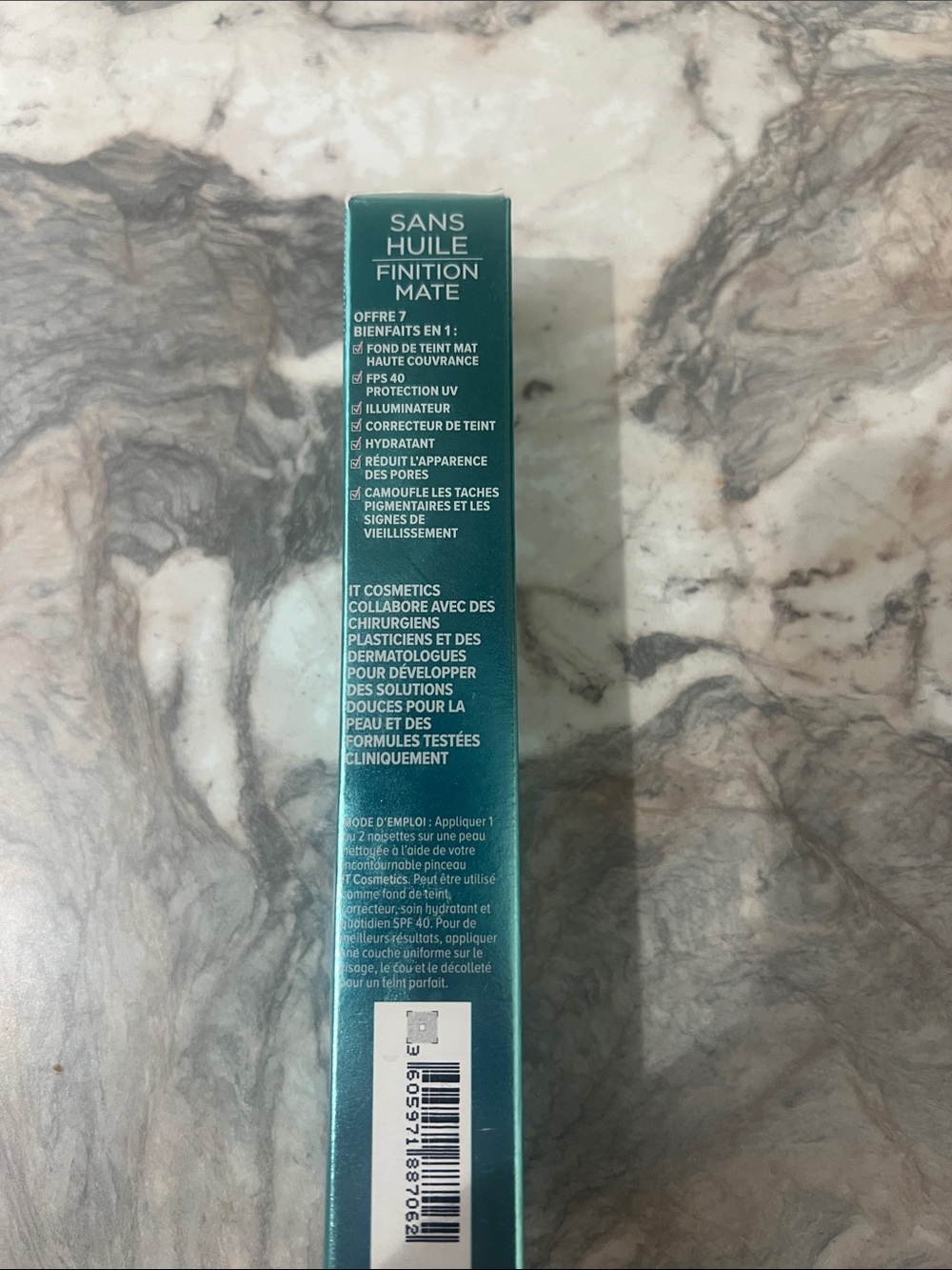 it cosmetics CC+ Oil-Free Matte Cream SPF 40 - Teal - Picture 3 of 6